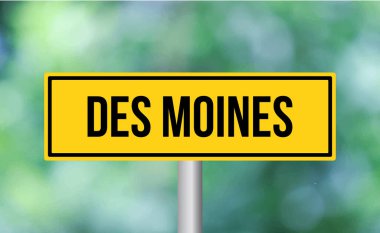 Bulanık arkaplanda Des Moines yol tabelası