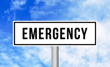 Bulutlu arkaplanda acil yol işareti