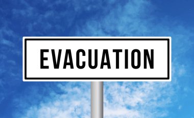 Mavi gökyüzü arka planında tahliye yolu işareti