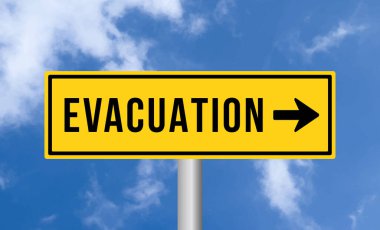 Mavi gökyüzü arka planında tahliye yolu işareti