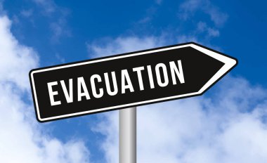 Mavi gökyüzü arka planında tahliye yolu işareti