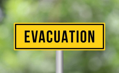 Bulanık arkaplanda tahliye yolu işareti