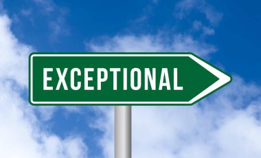 Bulutlu arkaplanda istisnai yol işareti