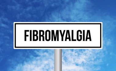 Mavi gökyüzü arka planında fibromiyalji yol tabelası