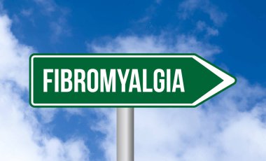 Mavi gökyüzü arka planında fibromiyalji yol tabelası