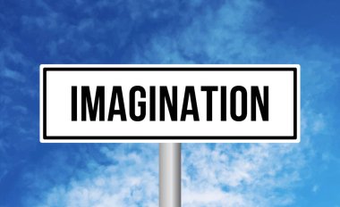 Bulutlu gökyüzü arka planında hayal gücü yol işareti