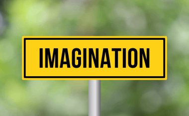 Bulanık arkaplanda hayal gücü yol işareti