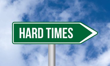 Bulutlu arka planda zor zamanlar tabelası