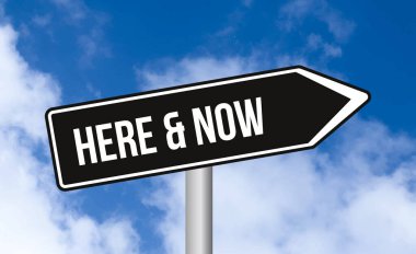 & Şimdi mavi gökyüzü arkaplanındaki yol işareti