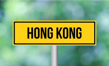 Arka planda Hong Kong yol tabelası