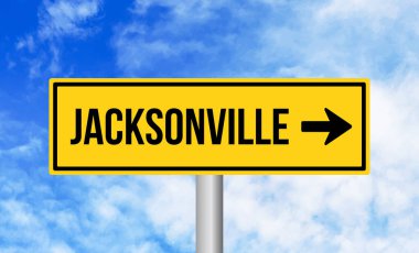 Mavi gökyüzü arka planında Jacksonville yol tabelası