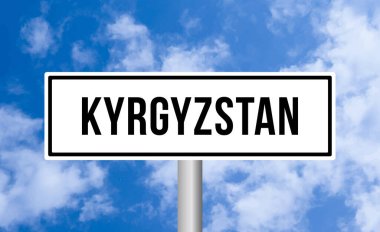 Gökyüzü arka planında Kırgızistan yol işareti