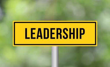 Bulanık arkaplanda liderlik yol işareti