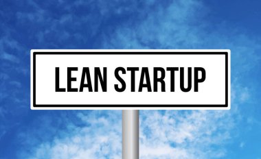 Mavi gökyüzü arkaplanındaki başlangıç işareti