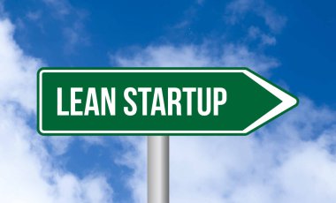 Mavi gökyüzü arkaplanındaki başlangıç işareti