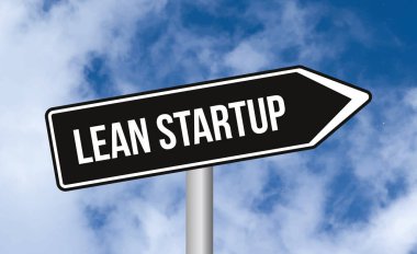 Mavi gökyüzü arkaplanındaki başlangıç işareti