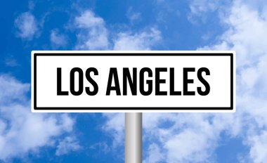 Bulutlu arka planda Los Angeles yol tabelası