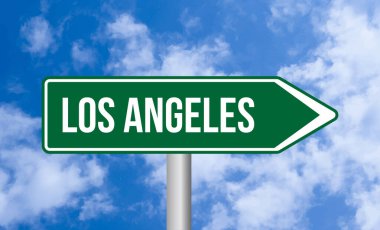 Bulutlu arka planda Los Angeles yol tabelası