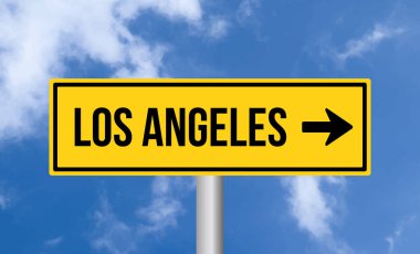 Bulutlu arka planda Los Angeles yol tabelası