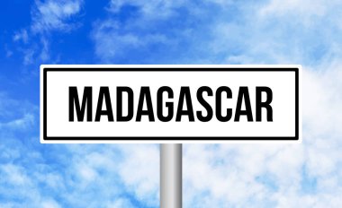 Gökyüzü arka planında Madagaskar yol tabelası