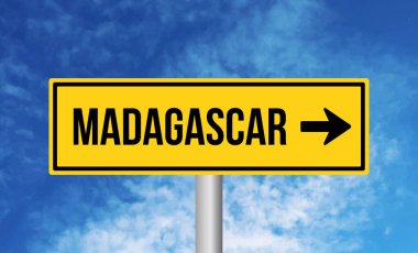 Gökyüzü arka planında Madagaskar yol tabelası
