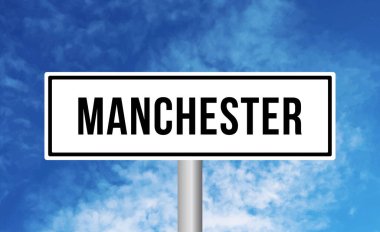 Mavi gökyüzü arka planında Manchester yol tabelası
