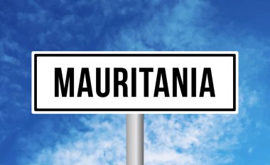 Bulutlu arka planda Moritanya yol tabelası