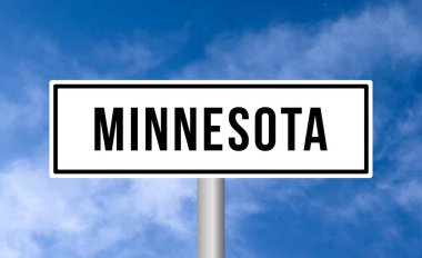 Bulutlu arka planda Minnesota yol tabelası