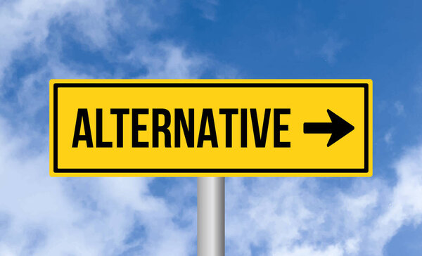 Альтернативный дорожный знак на фоне неба