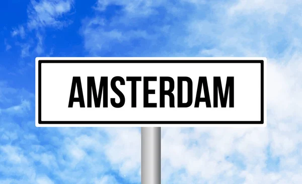 蓝色天空背景的阿姆斯特丹路标 — 图库照片