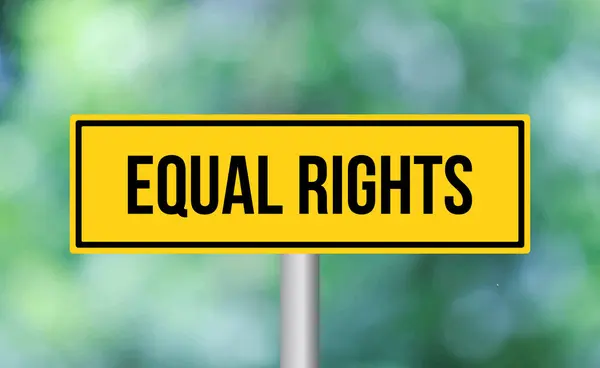 Sinal Estrada Para Igualdade Direitos Fundo Turvo — Fotografia de Stock