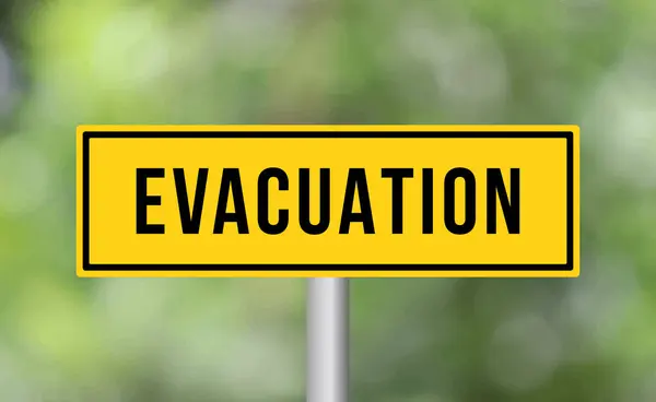 Cartello Stradale Evacuazione Sfondo Sfocato — Foto Stock