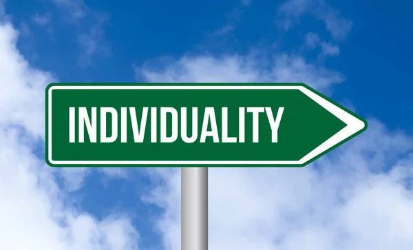 Individualidade Sinal Estrada Fundo Céu — Fotografia de Stock