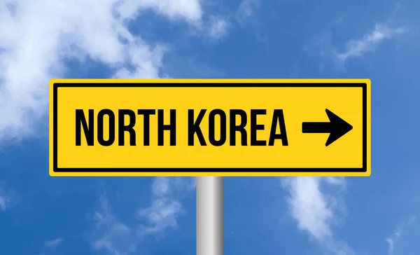 Señal Carretera Corea Del Norte Sobre Fondo Cielo Nublado — Foto de Stock