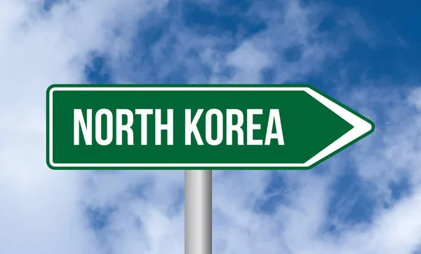 Señal Carretera Corea Del Norte Sobre Fondo Cielo Nublado — Foto de Stock