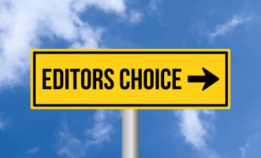 Bulutlu gökyüzü arka planında düzenleyici seçimi yol işareti