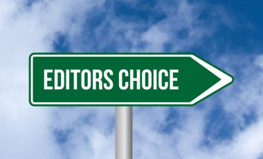 Bulutlu gökyüzü arka planında düzenleyici seçimi yol işareti