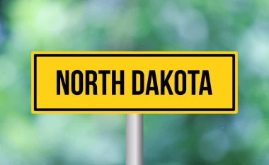 Arka planda Kuzey Dakota yol tabelası