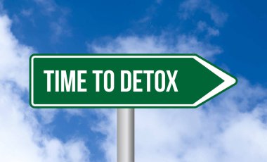 Mavi gökyüzü arkaplanındaki yol işaretini temizleme zamanı