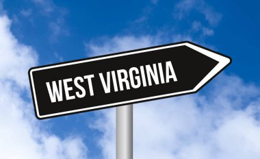 Bulutlu arka planda Batı Virginia yol tabelası
