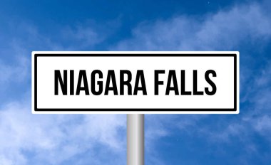 Gökyüzü arka planında Niagara Şelalesi tabelası