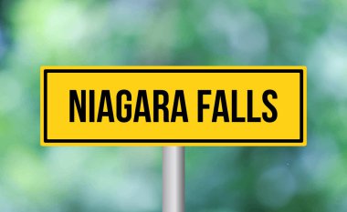 Arka planda Niagara Şelalesi tabelası
