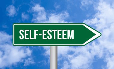 Mavi gökyüzü arka planında kendine güven işareti