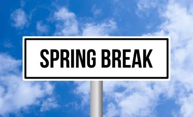 Gökyüzü arka planında bahar tabelası