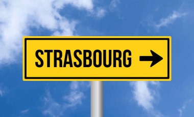 Gökyüzü arka planında Strasbourg yol işareti