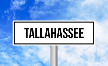 Mavi arka planda Tallahassee yol tabelası