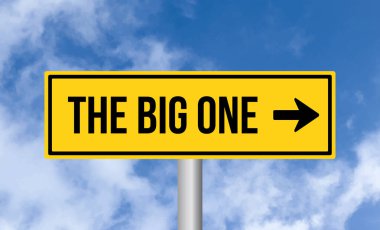 Bulutlu arka planda büyük tek yol işareti