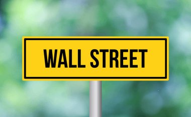 Arka planda Wall Street tabelası