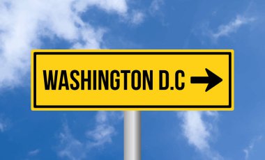 Washington D.C. yol tabelası gökyüzü arka planında