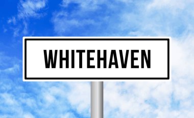 Mavi gökyüzü arka planında Whitehaven yol tabelası